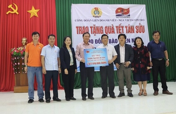 Đoàn công tác trao hỗ trợ kinh phí xây dựng lại các phòng học cho học sinh đồng bào H’Re. Ảnh: CĐ DK