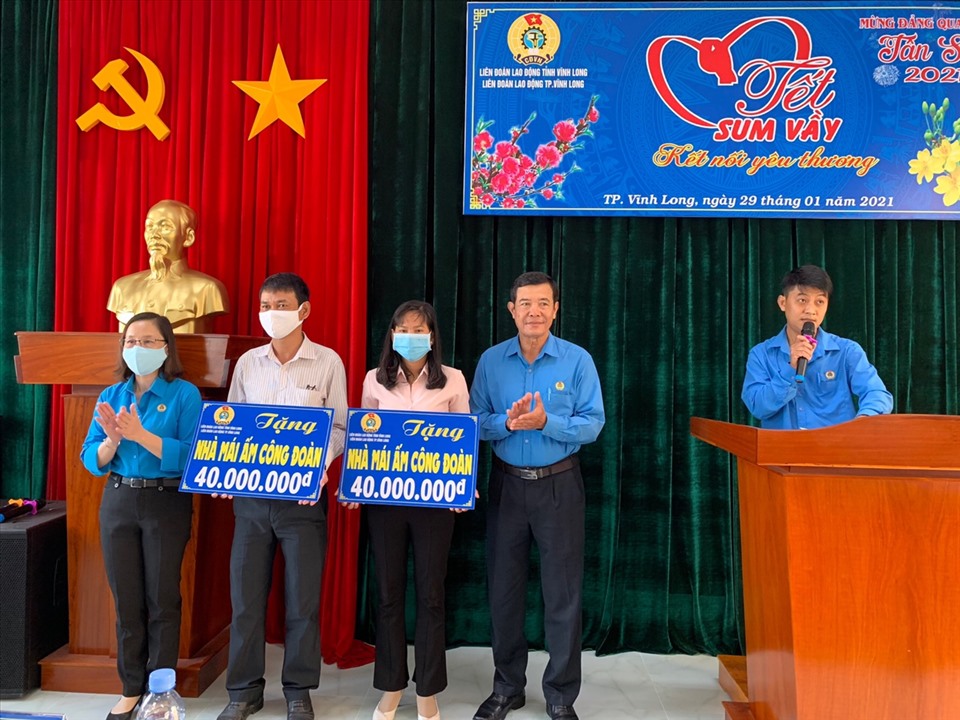 Lãnh đạo LĐLĐ tỉnh Vĩnh Long tặng quà cho CNLĐ. Ảnh: Ngọc Long