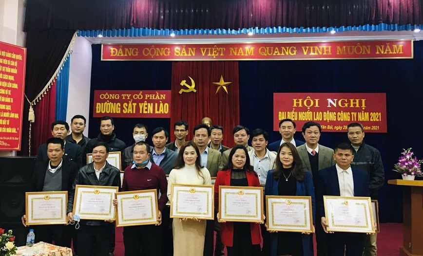 Lãnh đạo Công ty Cổ phần Đường sắt Yên Lào trao khen thưởng cho các tập thể, cá nhân đạt thành tích năm 2020 tại Hội nghị người lao động. Ảnh: CĐĐS