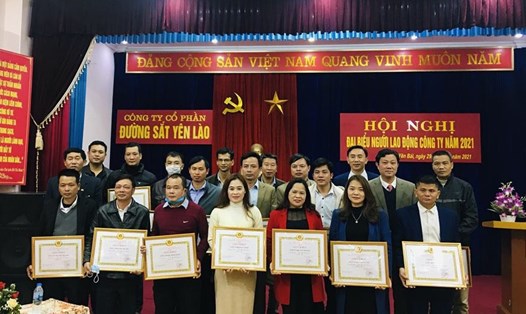 Lãnh đạo Công ty Cổ phần Đường sắt Yên Lào trao khen thưởng cho các tập thể, cá nhân đạt thành tích năm 2020 tại Hội nghị người lao động. Ảnh: CĐĐS