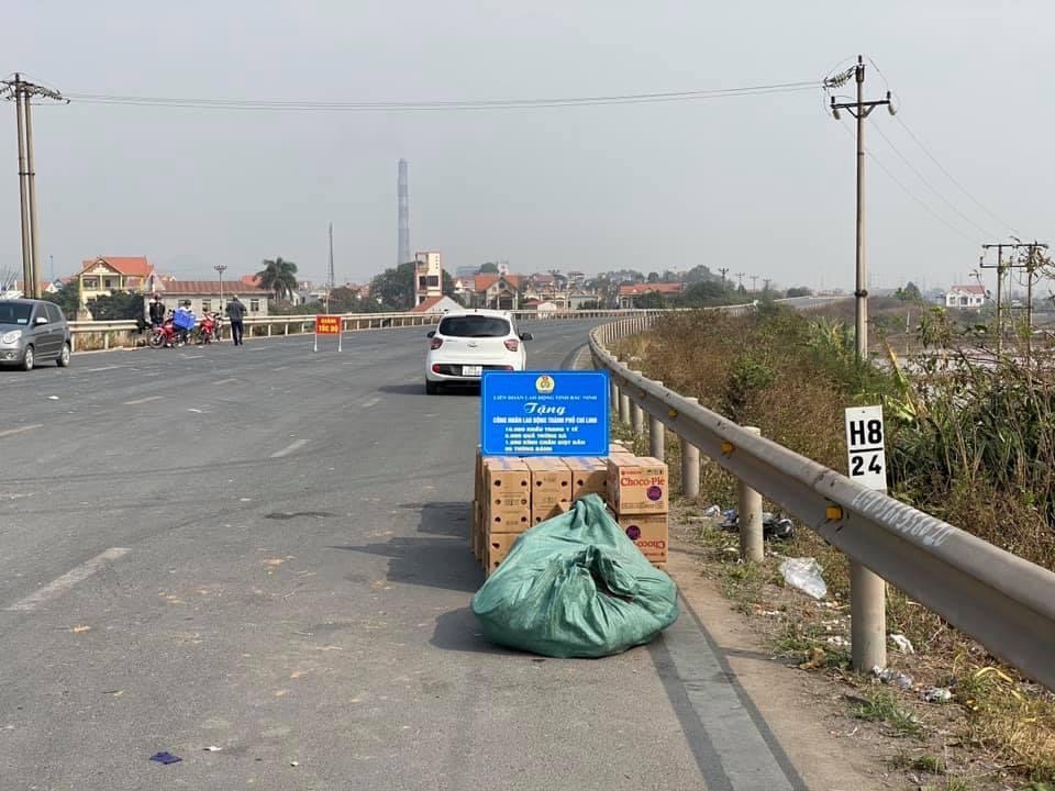 Những phần quà cho công nhân lao động tỉnh Hải Dương do LĐLĐ tỉnh Bắc Ninh trao tặng. Ảnh: Tuệ Lâm