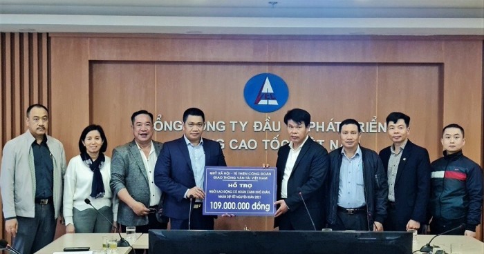 Quang cảnh lễ trao hỗ trợ