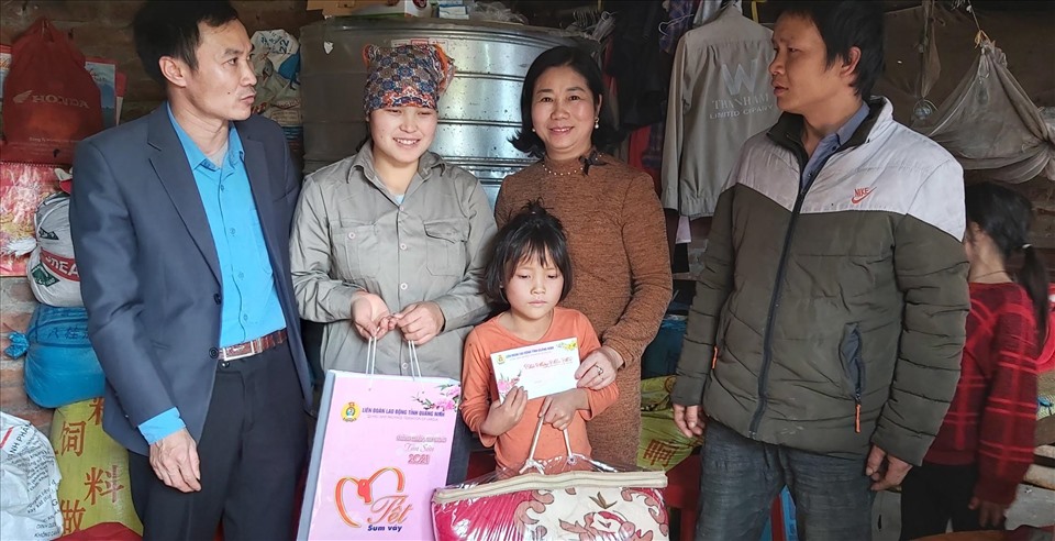 Tết này, gia đình chị Chíu Tài Múi (thứ hai, từ trái sang) vui hơn khi được sự quan tâm của tổ chức Công đoàn, doanh nghiệp huyện Đầm Hà (Quảng Ninh) đến thăm, tặng quà. Ảnh: T. Hằng