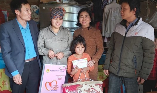 Tết này, gia đình chị Chíu Tài Múi (thứ hai, từ trái sang) vui hơn khi được sự quan tâm của tổ chức Công đoàn, doanh nghiệp huyện Đầm Hà (Quảng Ninh) đến thăm, tặng quà. Ảnh: T. Hằng