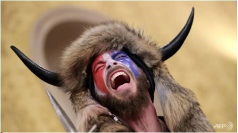 Người đàn ông đeo sừng ở Điện Capitol đã được chuyển sang nhà tù ở Virginia. Ảnh: AFP