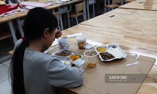 Mỗi ngày các em học sinh, phụ huynh, giáo viên, nhân viên trường Xuân Phương đều được cung cấp 3 bữa ăn miễn phí theo lịch cố định. Ảnh: Hà Phương