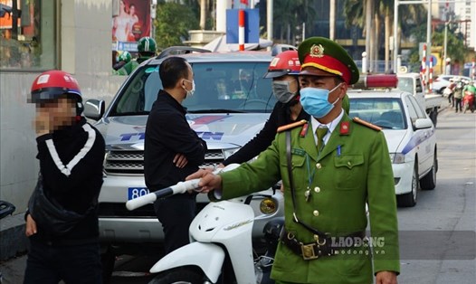 Lực lượng chức năng quận Nam Từ Liêm xử lý những trường hợp không đeo khẩu trang ngày 4.2. Ảnh: Tạ Văn Quang