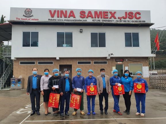 Lãnh đạo LĐLĐ tỉnh Yên Bái và LĐLĐ huyện Trấn Yên thăm, tặng quà đoàn viên CĐCS HTX Quế Hồi Việt Nam. Ảnh: CĐTY