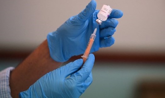 Hàn Quốc đưa ra khuyến cáo thận trọng khi sử dụng vaccine COVID-19 của AstraZeneca đối với người trên 65 tuổi. Ảnh: AFP