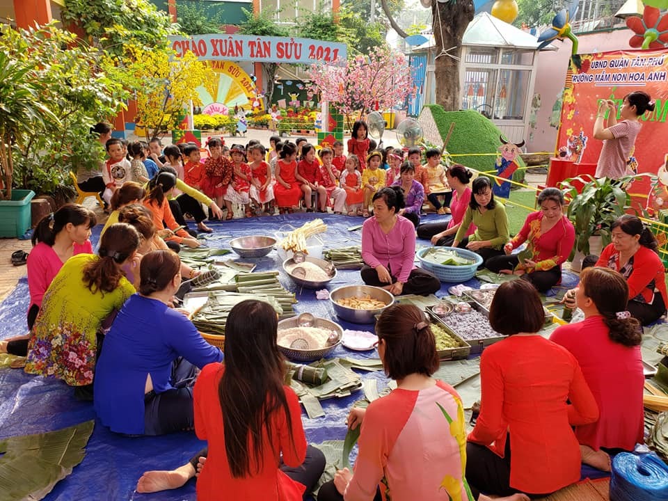 Các giáo viên mầm non Quận Tân Phú, TPHCM gói bánh chưng tặng công nhân lao động không về quê ăn Tết. Ảnh: LĐLĐ Quận Tân Phú