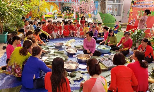 Các giáo viên mầm non Quận Tân Phú, TPHCM gói bánh chưng tặng công nhân lao động không về quê ăn Tết. Ảnh: LĐLĐ Quận Tân Phú