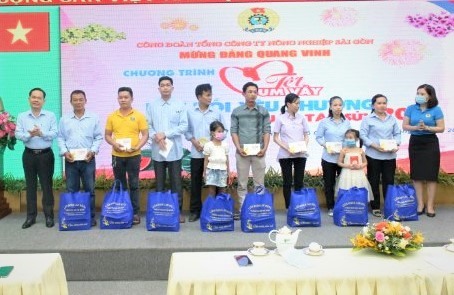 Đại diện LĐLĐ TPHCM và Lãnh đạo Sagri tặng quà cho các gia đình công nhân có hoàn cảnh khó khăn. Ảnh Đức Long