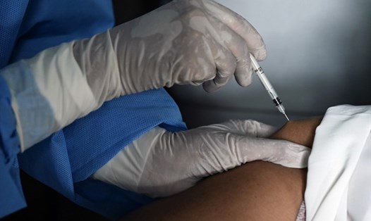 Một nhân viên y tế tiêm vaccine COVID-19 cho điểm tiêm chủng ở Yangon, Myanmar hôm 5.1. Ảnh: AFP.