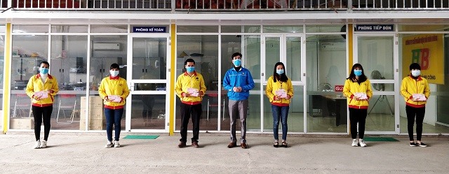 Lãnh đạo LĐLĐ tỉnh Cao Bằng trao quà cho đoàn viên khó khăn. Ảnh: Trần Sơn