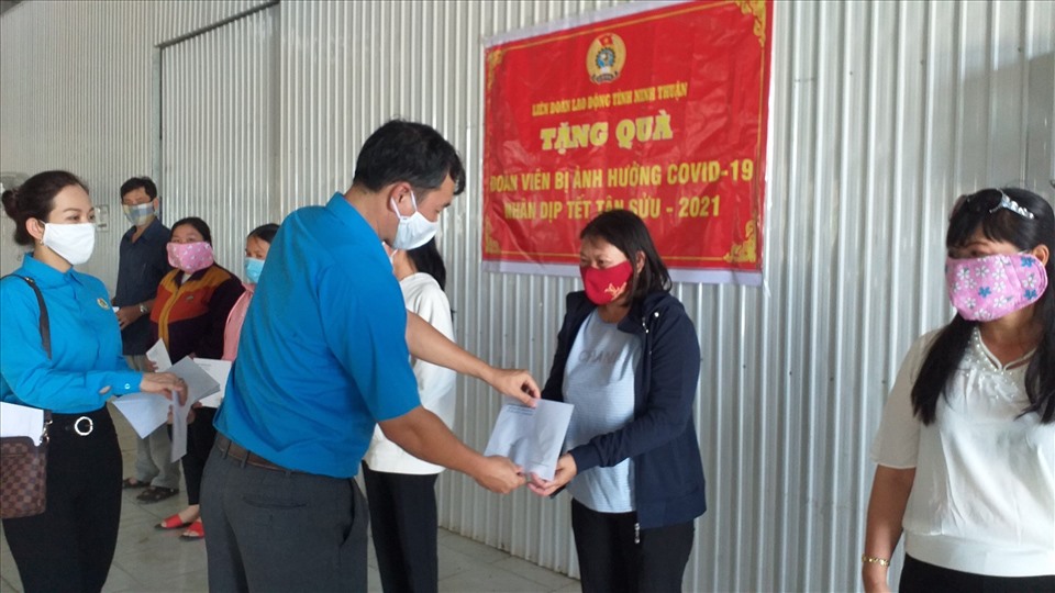 Lãnh đạo LĐLĐ tỉnh Ninh Thuận tặng quà cho công nhân khó khăn bị ảnh hưởng dịch tại Cty Hoàng Bảo Tường. Ảnh:Ninh Giang