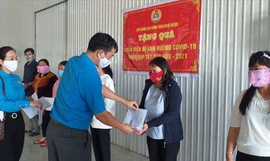 Lãnh đạo LĐLĐ tỉnh Ninh Thuận tặng quà cho công nhân khó khăn bị ảnh hưởng dịch tại Cty Hoàng Bảo Tường. Ảnh:Ninh Giang