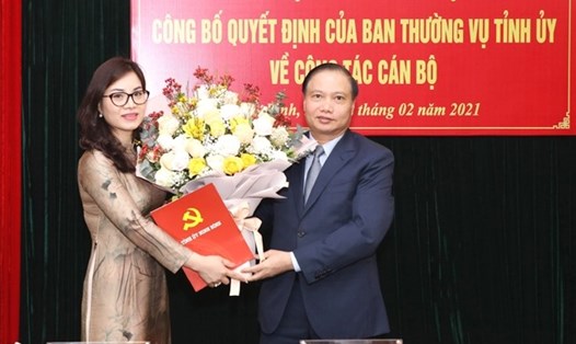 Ông Trần Hồng Quảng, Phó bí thư Thường trực Tỉnh ủy Ninh Bình trao quyết định và tặng hoa chúc mừng bà Đinh Thị Phượng được bổ nhiệm giữ chức Phó trưởng Ban Tổ chức Tỉnh ủy. Ảnh: NT
