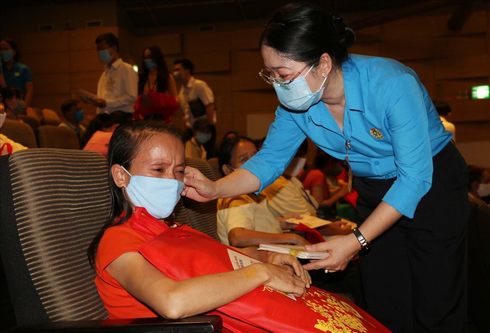 Nữ công nhân ở Bình Dương xúc động khóc khi nhận quà hỗ trợ của tổ chức công đoàn. Ảnh: Hoàng Trung