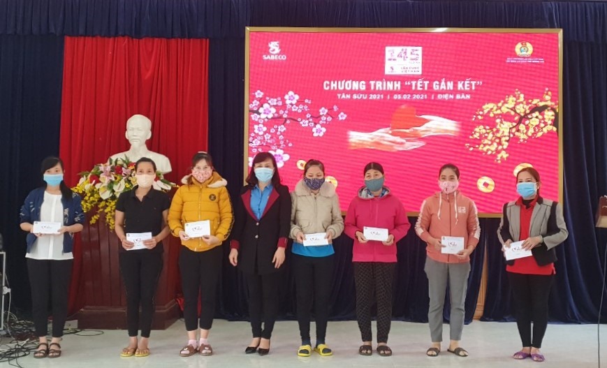 Liên đoàn Lao động tỉnh Quảng Nam trao quà cho người lao động có hoàn cảnh khó khăn. Ảnh: Thanh Chung