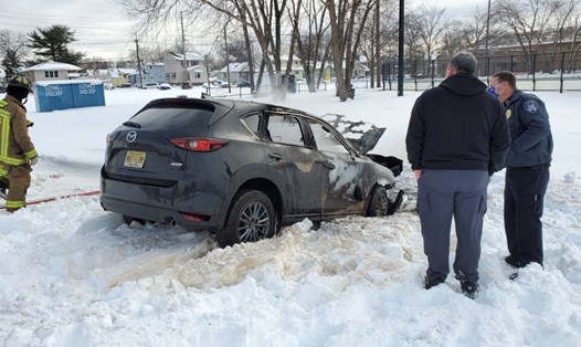Hiện trường chiếc xe Mazda SUV mắc kẹt trong lớp tuyết dày do bão tuyết, bị cháy nổ gây ra cái chết của người đàn ông xấu số. Ảnh: Little Ferry Police Department