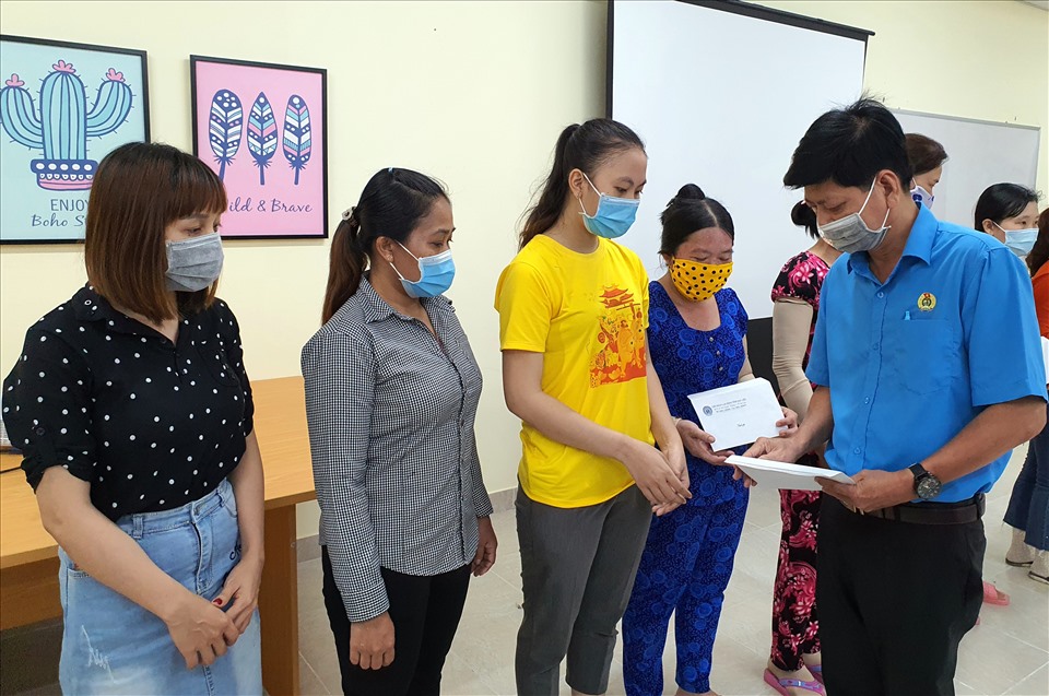 Phó chủ tịch LĐLĐ tỉnh Bạc Liêu Huỳnh Nguyễn Trúc Linh trực tiếp xuống nhà máy trao quà cho công nhân. Ảnh: Nhật Hồ