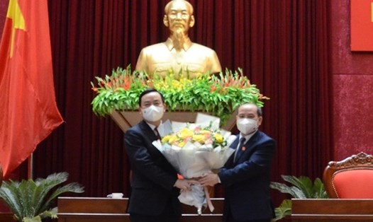 Ông Bùi Đức Hinh, Chủ tịch HĐND tỉnh Hòa Bình tặng hoa chúc mừng ông Quách Tất Liêm (bên trái) được bầu giữ chức Phó Chủ tịch UBND tỉnh. Ảnh: Đ.H