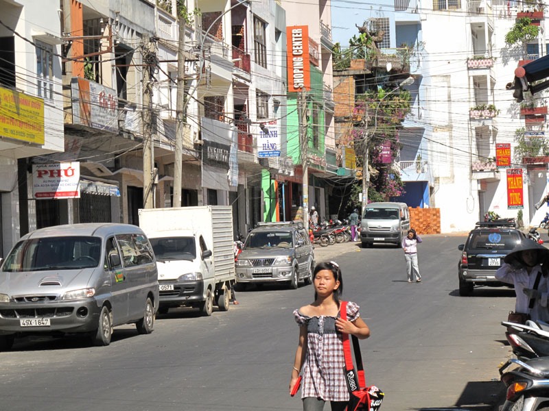 Nhiều đường phố ở Đà Lạt bây giờ rất giống thành phố đồng bằng và duyên hải như TPHCM, Đà Nẵng, Hà Nội. Ảnh: Nguyễn Hàng Tình
