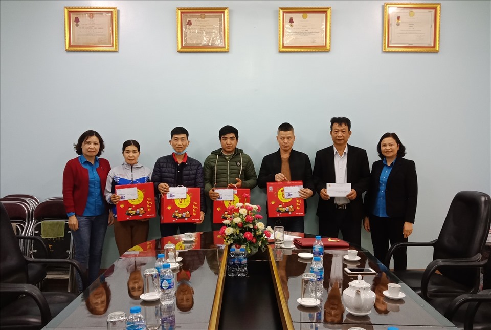 Lãnh đạo LĐLĐ thị xã Nghĩa Lộ tặng quà đoàn viên có hoàn cảnh khó khăn. Ảnh: CĐYB