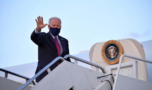 Tổng thống Mỹ Joe Biden đi chuyến chuyên cơ Air Force One đầu tiên để về nhà ở bang Delaware vào 5.2. Ảnh: AFP.