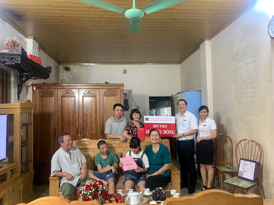 Đại diện Công đoàn Agribank trao quà, động viên gia đình đoàn viên. Ảnh: CĐNH