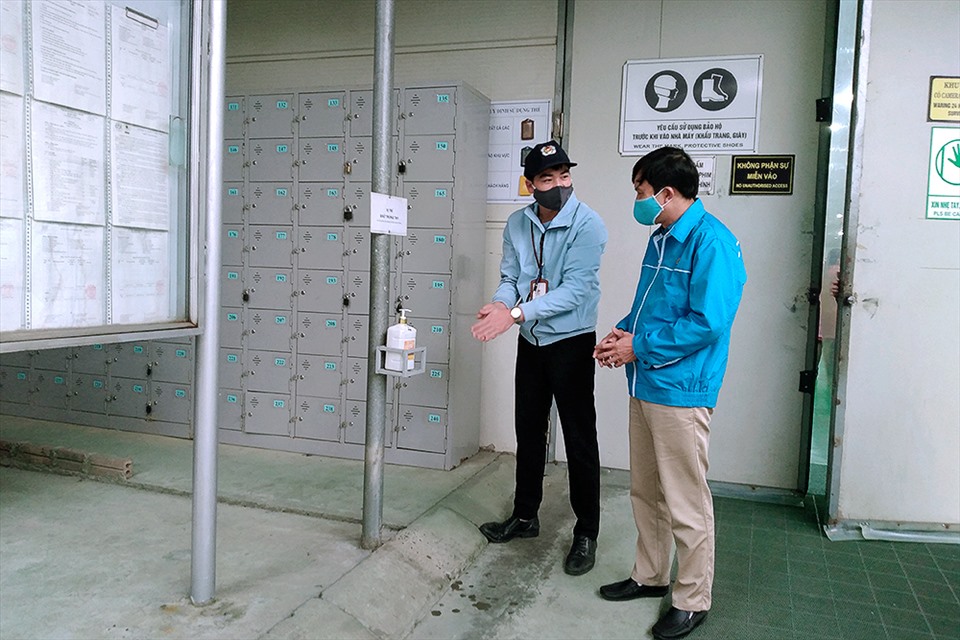 Lãnh  đạo LĐLĐ huyện Yên Lập (Phú Thọ) kiểm tra phòng chống dịch COVID-10 tại Công ty TNHH Dệt may Thygesen Việt Nam chi nhánh Phú Thọ. Ảnh: LĐLĐ huyện Yên Lập
