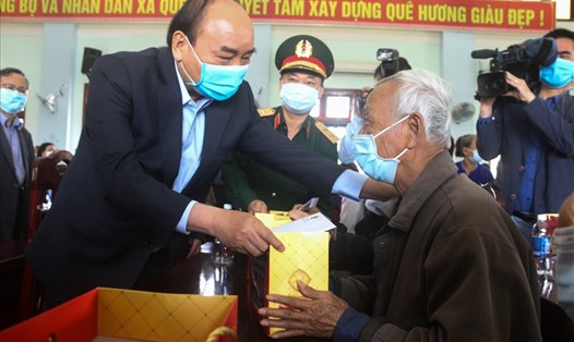 Thủ tướng Nguyễn Xuân Phúc trao quà Tết cho người nghèo. Ảnh: TC