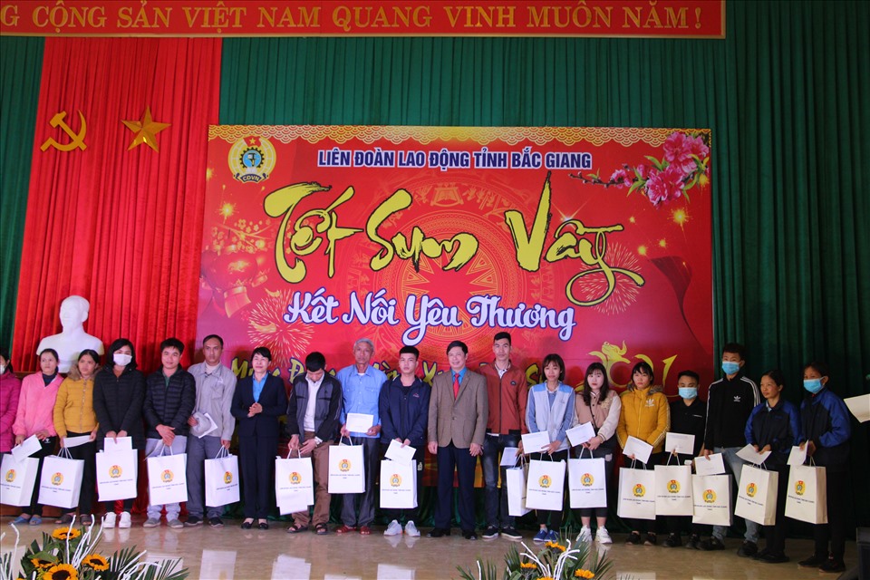 Bà Trịnh Thanh Hằng - Uỷ viên Đoàn Chủ tịch, Trưởng ban Nữ công Tổng Liên đoàn Lao động Việt Nam và ông Nguyễn Văn Cảnh - Chủ tịch LĐLĐ tỉnh Bắc Giang tặng quà cho công nhân lao động tại chương trình Tết Sum vầy. Ảnh: Nguyễn Thị Mơ