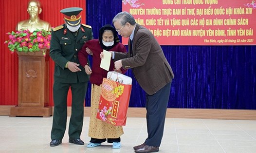 Đồng chí Trần Quốc Vượng - nguyên Thường trực Ban Bí thư tặng quà Mẹ Việt Nam Anh hùng Dương Thị Cúc.