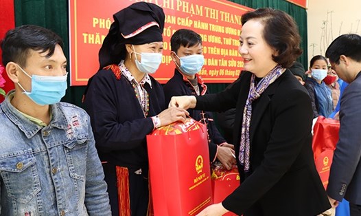 Ủy viên Ban Chấp hành Trung ương Đảng, Thứ trưởng Bộ Nội vụ Phạm Thị Thanh Trà trao  quà tết cho hộ nghèo đặc biệt khó khăn của huyện Văn Chấn.