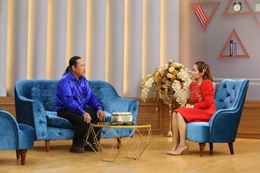 Ốc Thanh Vân trò chuyện với nghệ sĩ piano Tuấn Khanh. Ảnh: NSCC.