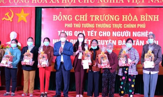 Phó Thủ tướng Thường trực Chính phủ Trương Hòa Bình đến thăm và tặng quà cho người nghèo trên địa bàn tỉnh Quảng Ngãi. Ảnh: Thanh Phương