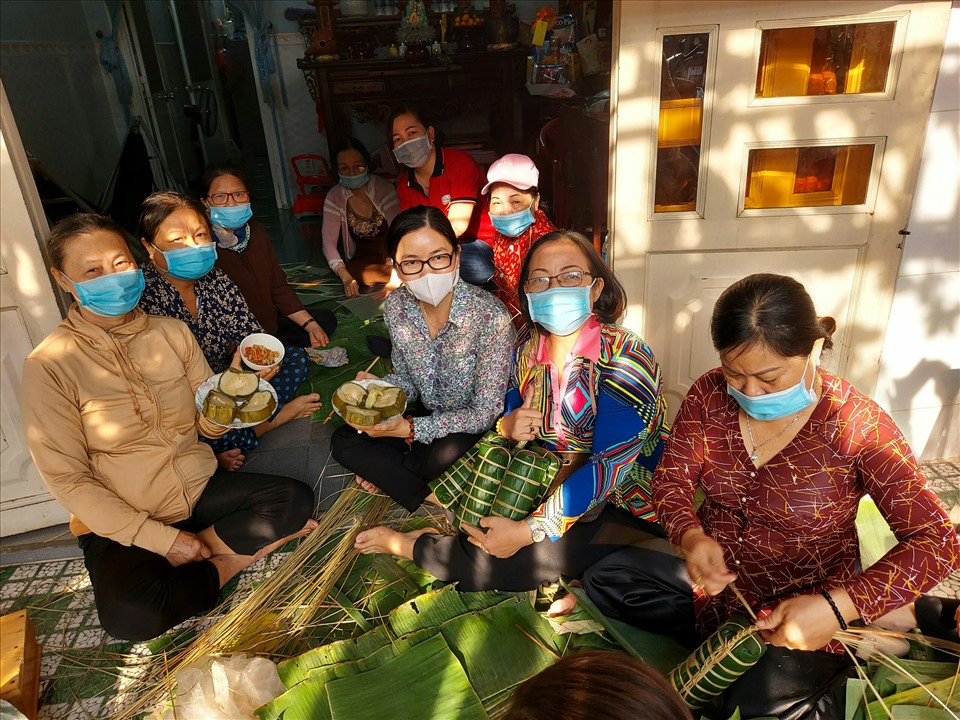 LĐLĐ và Hội Liên hiệp phụ nữ Quận Bình Tân (TPHCM) gói bánh tét tặng công nhân lao động có hoàn cảnh khó khăn không về quê đón Tết. Ảnh: LĐLĐ Bình Tân