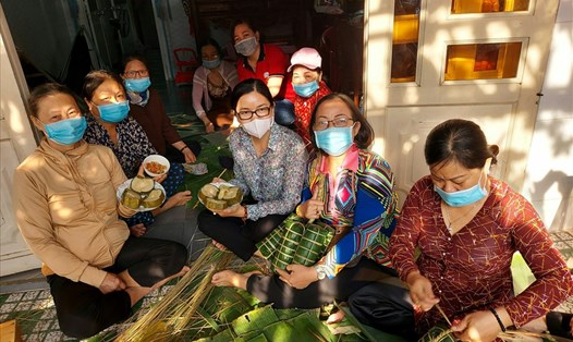 LĐLĐ và Hội Liên hiệp phụ nữ Quận Bình Tân (TPHCM) gói bánh tét tặng công nhân lao động có hoàn cảnh khó khăn không về quê đón Tết. Ảnh: LĐLĐ Bình Tân