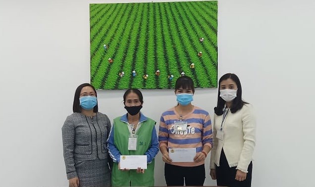 Lãnh đạo LĐLĐ huyện Tam Dương (tỉnh Vĩnh Phúc) trao quà cho 2 đoàn viên Công đoàn có hoàn cảnh khó khăn. Ảnh: Thuỳ Trang