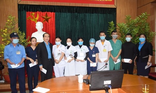 Công đoàn ngành Y tế Nghệ An tặng quà cho đoàn viên công tác tại Bệnh viện Hữu nghị Đa khoa tỉnh Nghệ An. Ảnh: TH