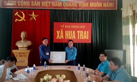 Ông Nguyễn Văn Khiển - Phó Chủ tịch Thường trực LĐLĐ tỉnh Sơn La tặng quà cho cán bộ, nhân dân xã Hua Trai.