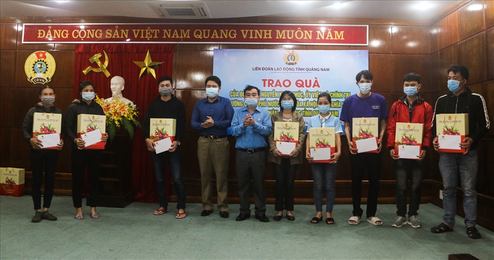 LĐLĐ tỉnh Quảng Nam trao quà của Thủ tướng Nguyễn Xuân Phúc cho người lao động có hoàn cảnh khó khăn. Ảnh: Thanh Chung