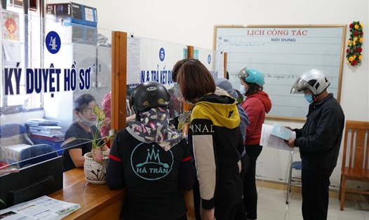 Người dân đến xin giấy xác nhận ra vào TP Hải Phòng tại UBND phường Đông Hải 1, Hải An, Hải Phòng - ảnh MD