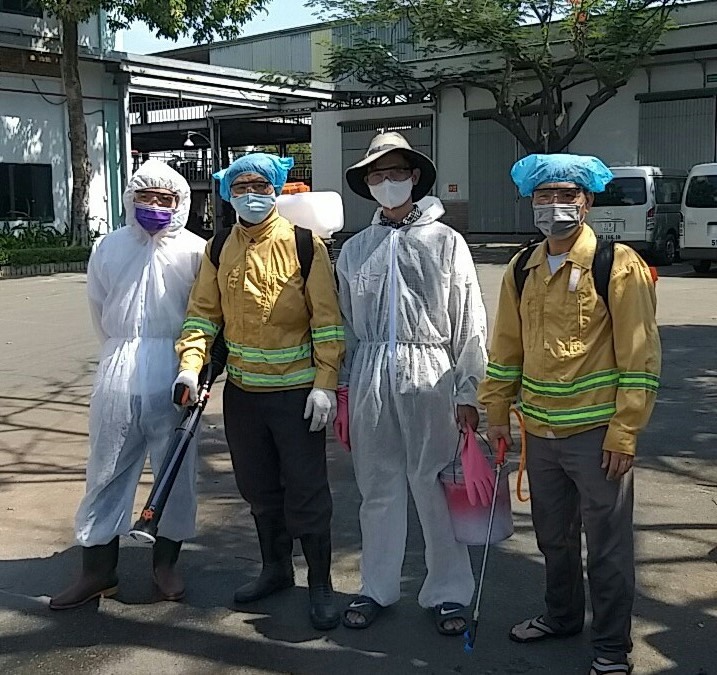 Mỗi ngày, sau khi công nhân tan ca, Đội tự quản phun khử khuẩn khắp công ty. Ảnh: Bình Yên