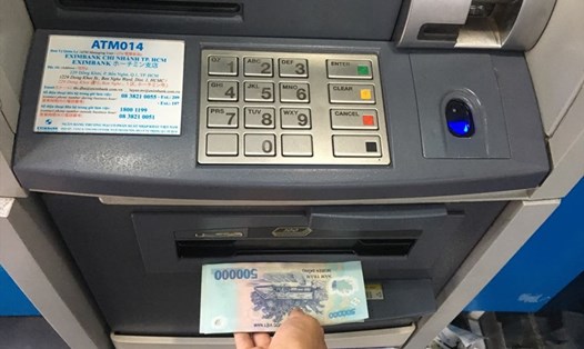Sử dụng thanh toán online qua thẻ, ví điện tử, QR code là cách để giảm thiểu việc nghẽn ATM ngày Tết. Ảnh TL