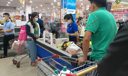 Người dân Đà Nẵng mua sắm Tết tiết kiệm, hạn chế “mâm cao cỗ đầy”. Ảnh: TT