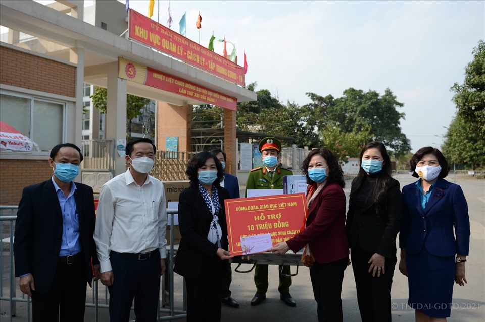 Đoàn công tác đến thăm, tặng quà và động viên giáo viên, học sinh, phụ huynh học sinh đang cách ly tại Trường Tiểu học Xuân Phương (quận Nam Từ Liêm, Hà Nội). Ảnh CĐGD VN