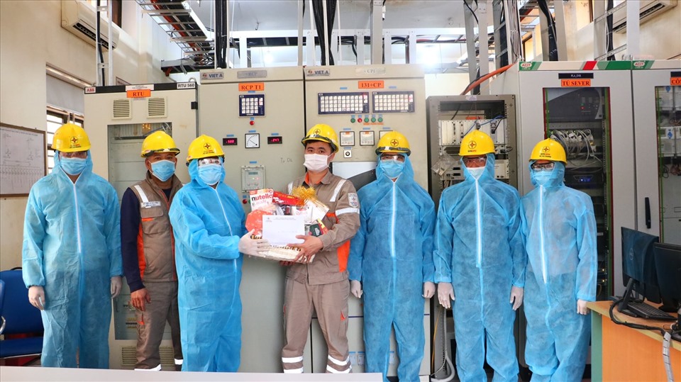 Ông Phạm Tuấn Ngọc - Phó Giám đốc, Chủ tịch Công đoàn Công ty TNHH MTV Điện lực Hải Dương và đoàn công tác trao quà cho CBCNV trực vận hành cung cấp điện Điện lực Thành phố Chí Linh. Ảnh: CĐĐL