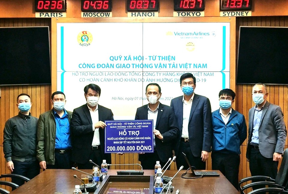 Chủ tịch Công đoàn GTVT Việt Nam Đỗ Nga Việt (thứ 3 từ trái sang) trao hỗ trợ 200 triệu đồng cho người lao động khó khăn của Tổng công ty Hàng không Việt Nam. Ảnh: CĐGT